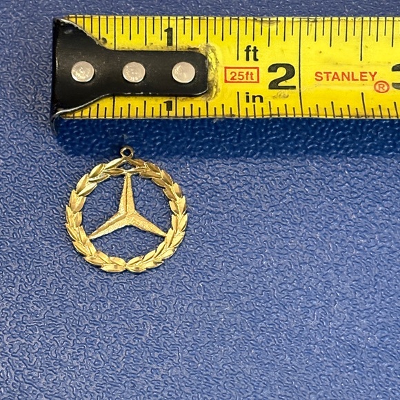 Mercedes-Benz 80’s vintage 14k yellow gold wreath Pendant - Picture 10 of 10